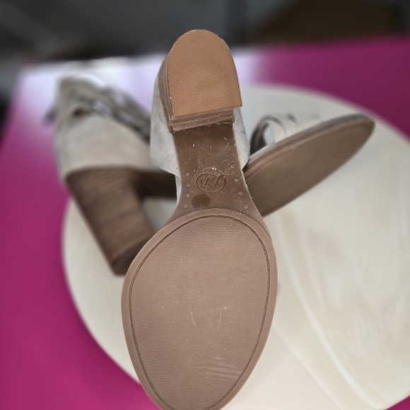 Lucky Brand Gray Heels with Elegant Strappy Design - Picture 12 of 13